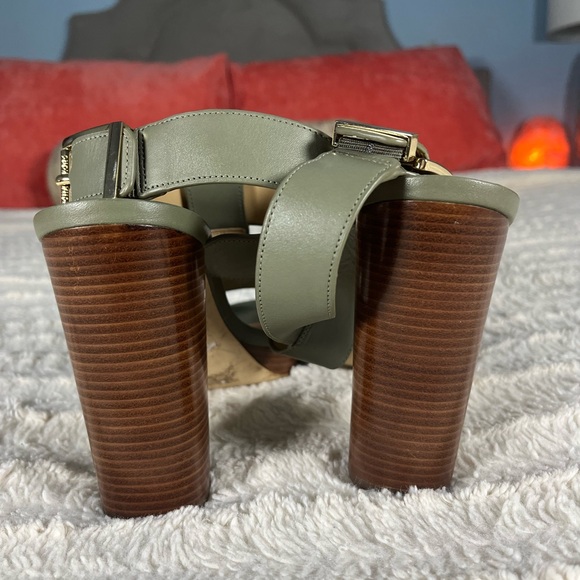 Michael Kors Berkeley Sandals Olive Green Leather Size 9 - Picture 3 of 5